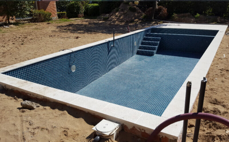 Revestimiento gresite sobre piscina de hormigón