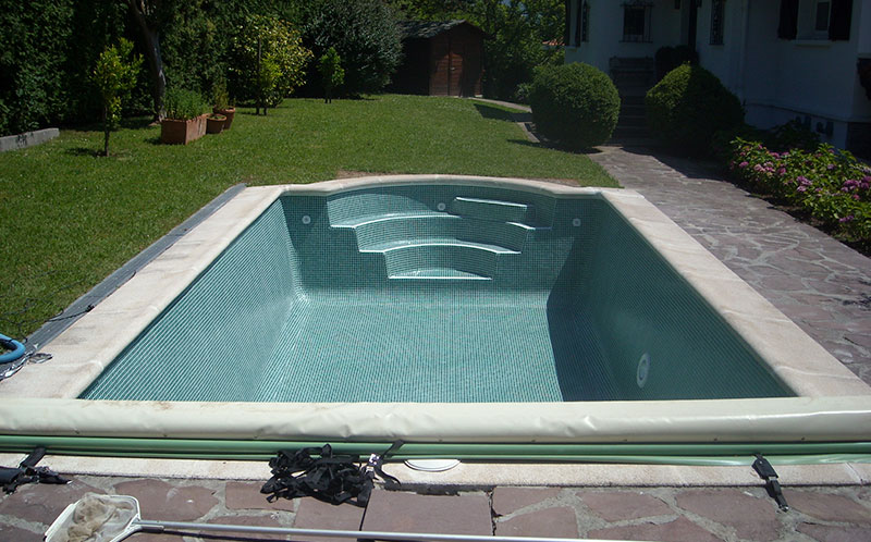 Tratamiento preventivo mediante revestimiento gresite sobre piscina de poliéster en Irun.