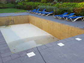 Revestimiento con gresite en piscina de hormigón (2 de 3)