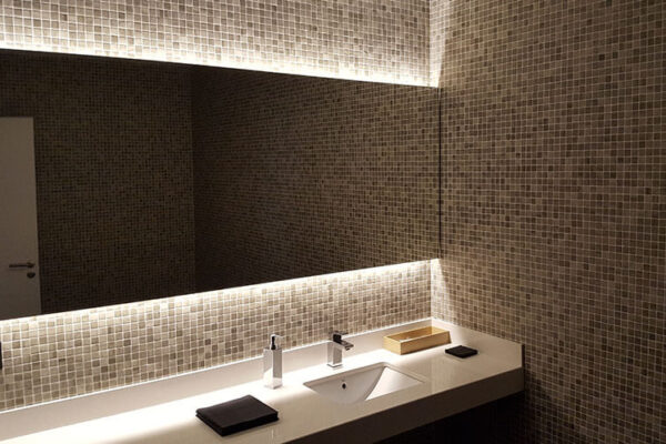 Revestimiento con gresite en baños en Vitoria. Imagen de un baño moderno con tonalidades beige.